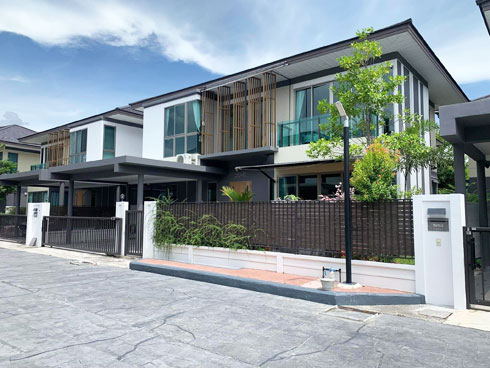 ขายบ้านเดี่ยวมือสองระยอง พร้อมเฟอร์นิเจอร์และเครื่องใช้ไฟฟ้า บ้านเดี่ยวหรูระยองสวยเหมือนใหม่ ขายบ้านเดี่ยวทำเลทองตำบลเนินพระ ในหมู่บ้านกุญชร์สิริบูเลอวาร์ด