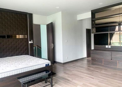 ขายบ้านเดี่ยวมือสองระยอง พร้อมเฟอร์นิเจอร์และเครื่องใช้ไฟฟ้า บ้านเดี่ยวหรูระยองสวยเหมือนใหม่ ขายบ้านเดี่ยวทำเลทองตำบลเนินพระ ในหมู่บ้านกุญชร์สิริบูเลอวาร์ด