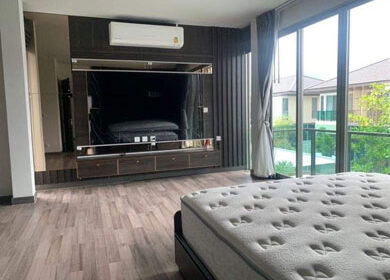 ขายบ้านเดี่ยวมือสองระยอง พร้อมเฟอร์นิเจอร์และเครื่องใช้ไฟฟ้า บ้านเดี่ยวหรูระยองสวยเหมือนใหม่ ขายบ้านเดี่ยวทำเลทองตำบลเนินพระ ในหมู่บ้านกุญชร์สิริบูเลอวาร์ด