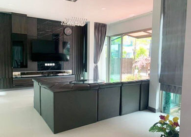ขายบ้านเดี่ยวมือสองระยอง พร้อมเฟอร์นิเจอร์และเครื่องใช้ไฟฟ้า บ้านเดี่ยวหรูระยองสวยเหมือนใหม่ ขายบ้านเดี่ยวทำเลทองตำบลเนินพระ ในหมู่บ้านกุญชร์สิริบูเลอวาร์ด