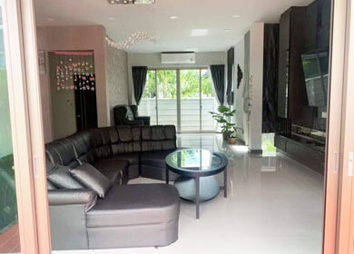 ขายบ้านเดี่ยวมือสองระยอง พร้อมเฟอร์นิเจอร์และเครื่องใช้ไฟฟ้า บ้านเดี่ยวหรูระยองสวยเหมือนใหม่ ขายบ้านเดี่ยวทำเลทองตำบลเนินพระ ในหมู่บ้านกุญชร์สิริบูเลอวาร์ด