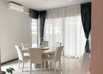 ขายบ้านเดี่ยวมือสองระยอง พร้อมเฟอร์นิเจอร์และเครื่องใช้ไฟฟ้า บ้านเดี่ยวหรูระยองสวยเหมือนใหม่ ขายบ้านเดี่ยวทำเลทองตำบลเนินพระ ในหมู่บ้านกุญชร์สิริบูเลอวาร์ด